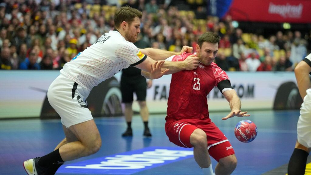 Deutschlands Johannes Golla (l.) und Polens Arkadiusz Moryto kämpfen bei der Handball-WM um den Ball