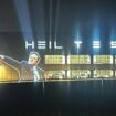 « Heil Tesla » : des activistes projettent le salut d’Elon Musk sur son usine en Allemagne