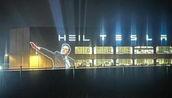 « Heil Tesla » : des activistes projettent le salut d’Elon Musk sur son usine en Allemagne