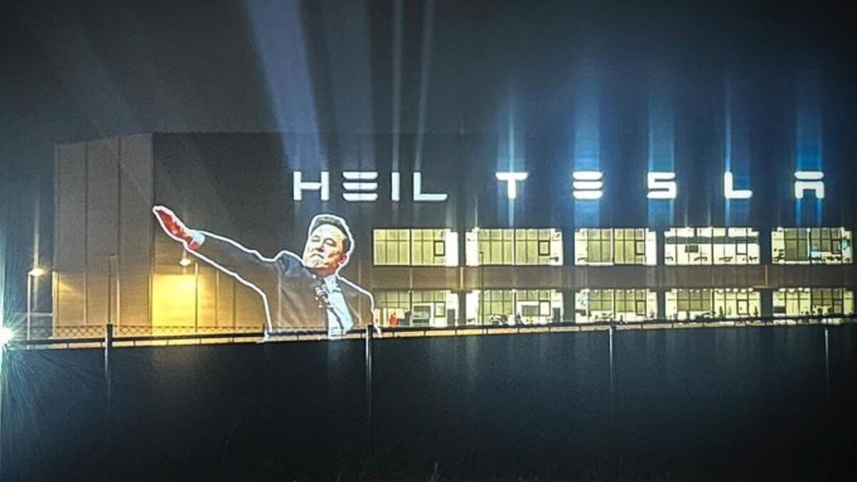 « Heil Tesla » : des activistes projettent le salut d’Elon Musk sur son usine en Allemagne