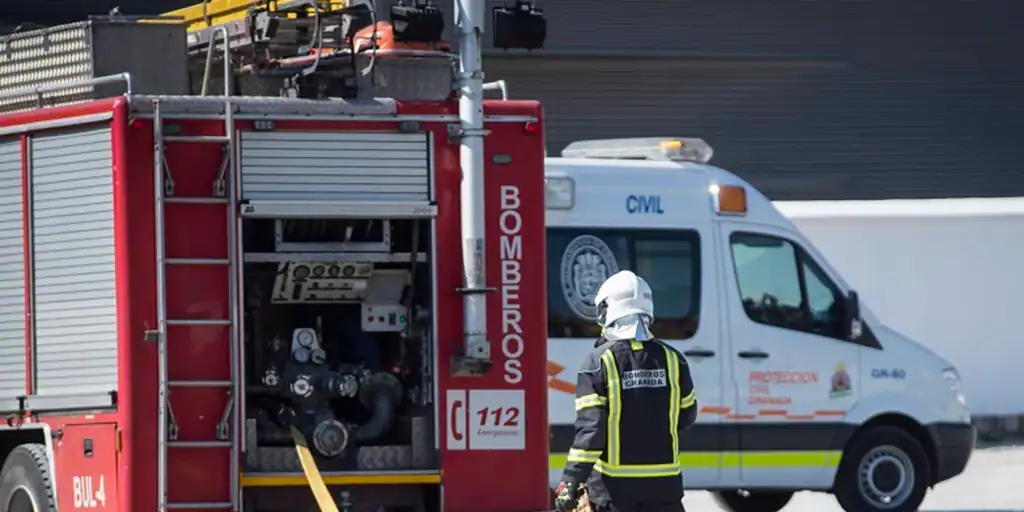 Heridas diez personas en Granada por inhalar el humo de un incendio