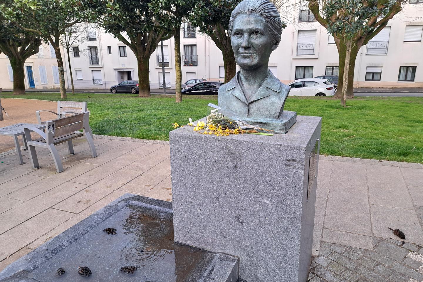 IVG : neuf étudiants d’extrême droite condamnés à des amendes après avoir vandalisé une statue de Simone Veil