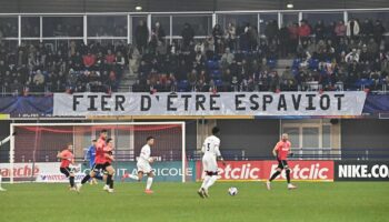 « Ici, c’est Espaly » : malgré la défaite contre le PSG, l’incroyable soirée des supporters à Clermont-Ferrand