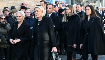 «Il n’était pas vraiment Le Pen lorsqu’il venait ici» : Jean-Marie Le Pen inhumé à La Trinité-sur-Mer, son port d’attache