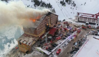 Images impressionnantes: Le feu ravage un hôtel et fait 10 morts dans une station de ski