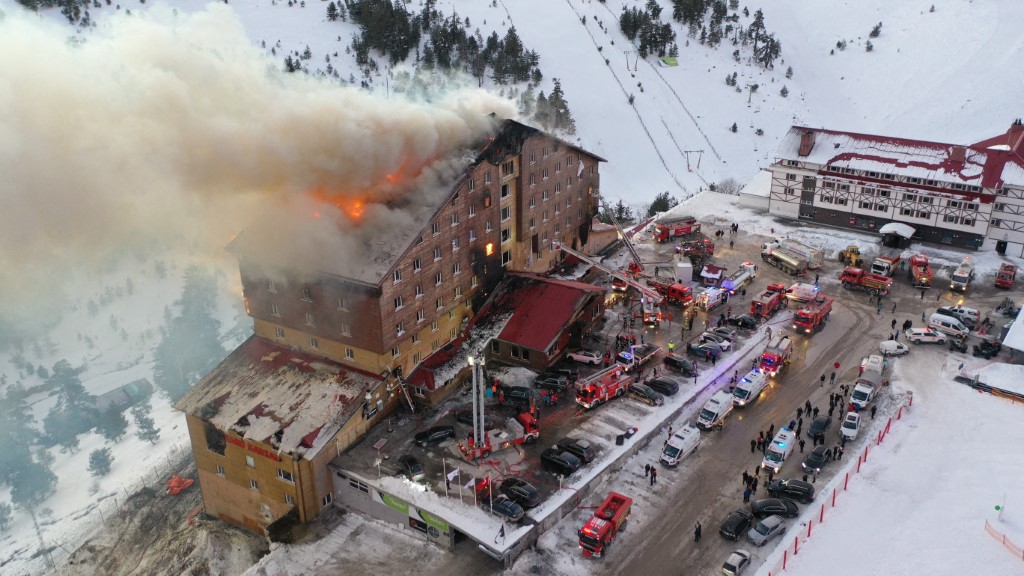 Images impressionnantes: Le feu ravage un hôtel et fait 10 morts dans une station de ski