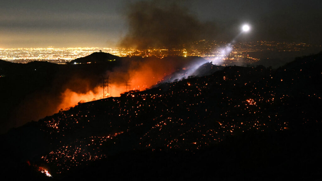 Incendies à Los Angeles: Au moins 24 morts, retour des vents violents