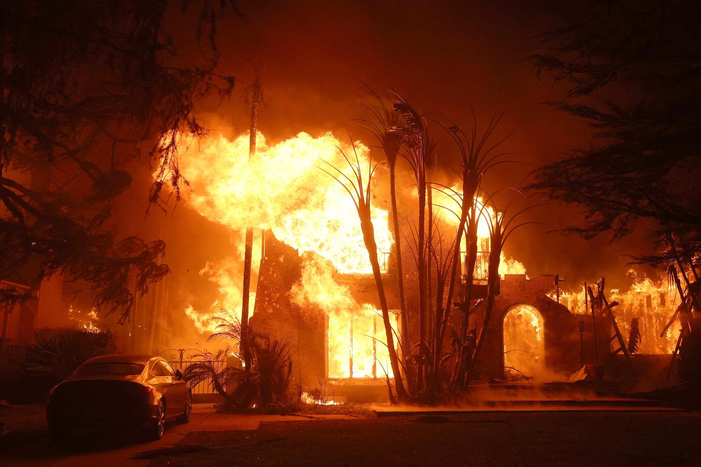 Incendies à Los Angeles : au moins deux morts et « de nombreux blessés graves », selon les pompiers