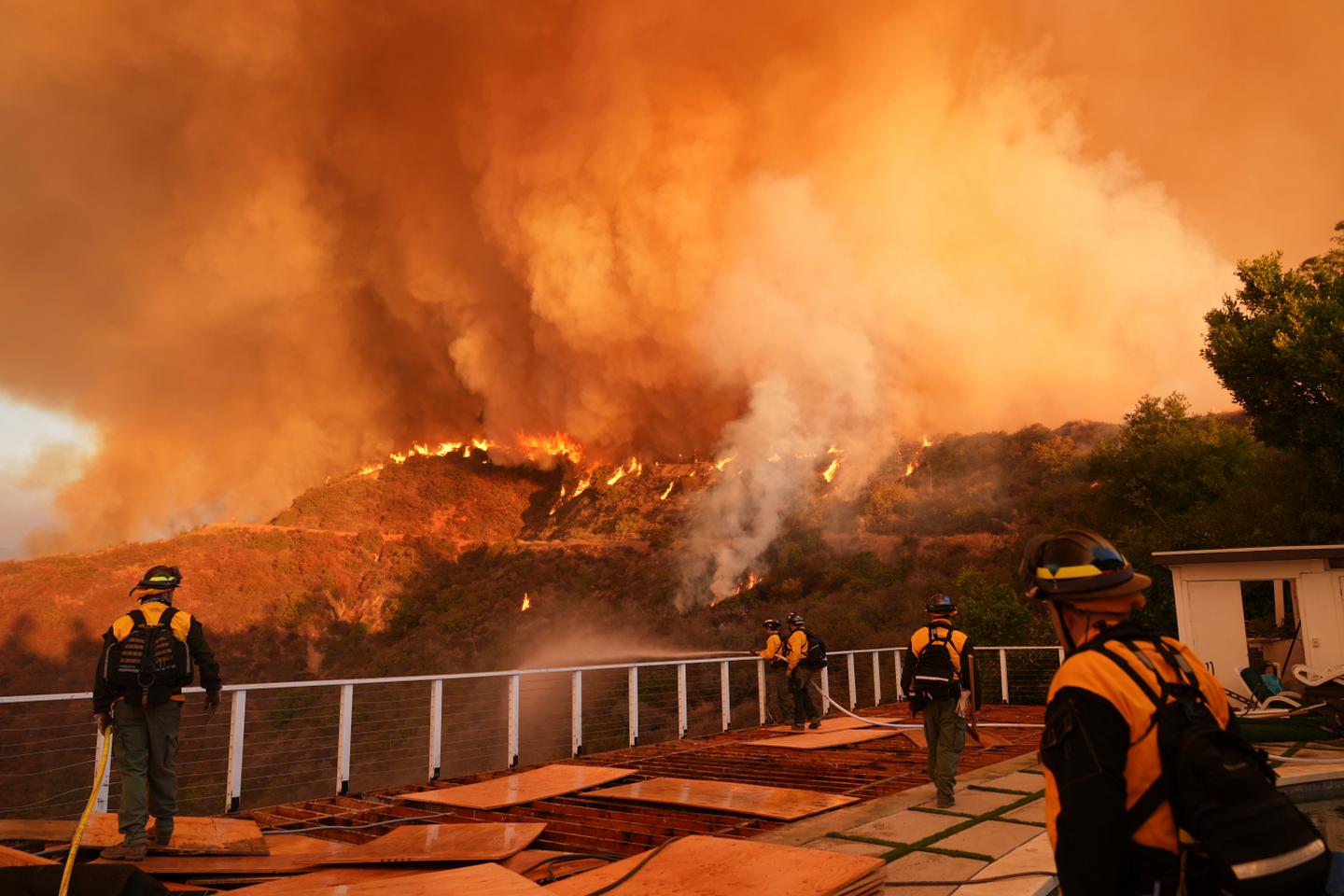 Incendies à Los Angeles : le Palisades Fire s’étend vers de nouvelles zones bâties, au moins seize morts depuis mardi