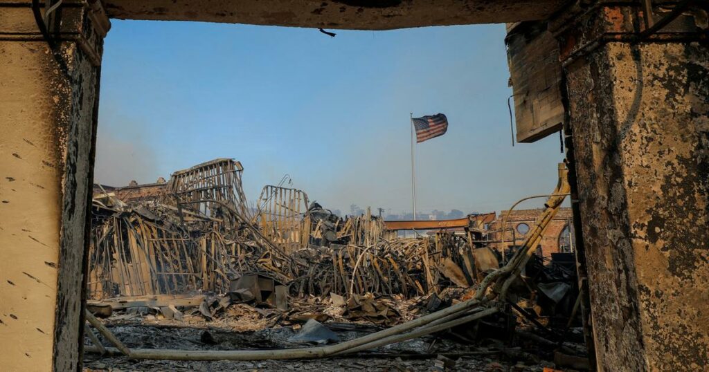 Incendies à Los Angeles: le vent faiblit, mais les critiques font rage