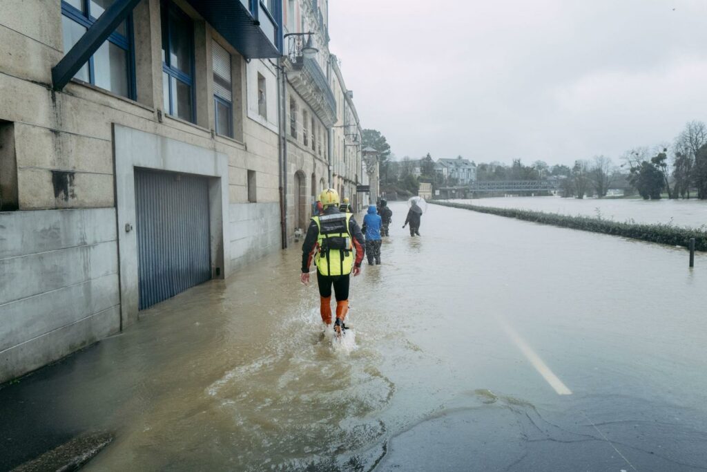 Inondations dans l’Ouest : trois départements en vigilance rouge, l’eau commence à baisser à Redon