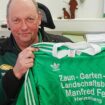 Der Heinsberger Firmenchef Manfred Fell und das berühmte Trikot. Foto: Thomas Frey/dpa