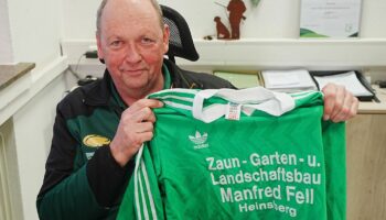 Der Heinsberger Firmenchef Manfred Fell und das berühmte Trikot. Foto: Thomas Frey/dpa