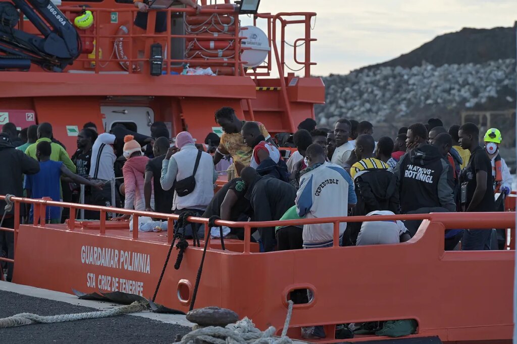 Interceptan en las últimas horas en aguas de Canarias dos cayucos con 224 migrantes