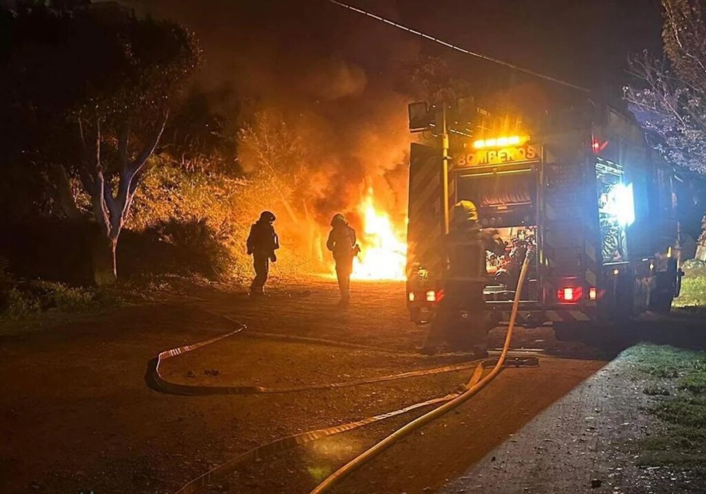 Investigan el hallazgo de un cadáver en el interior de una caravana ardiendo en un pueblo de Cádiz