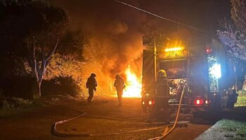 Investigan el hallazgo de un cadáver en el interior de una caravana ardiendo en un pueblo de Cádiz