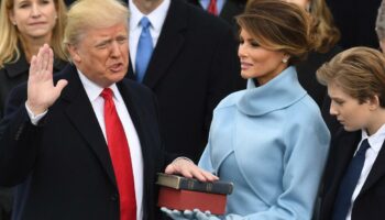 Investiture : ces 35 mots historiques que Donald Trump va réciter, la main droite en l’air et la gauche posée sur la Bible