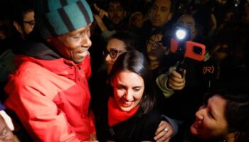 Irene Montero celebra la presentación de su libro arropada por cientos de personas y esquivando las amenazas de Desokupa