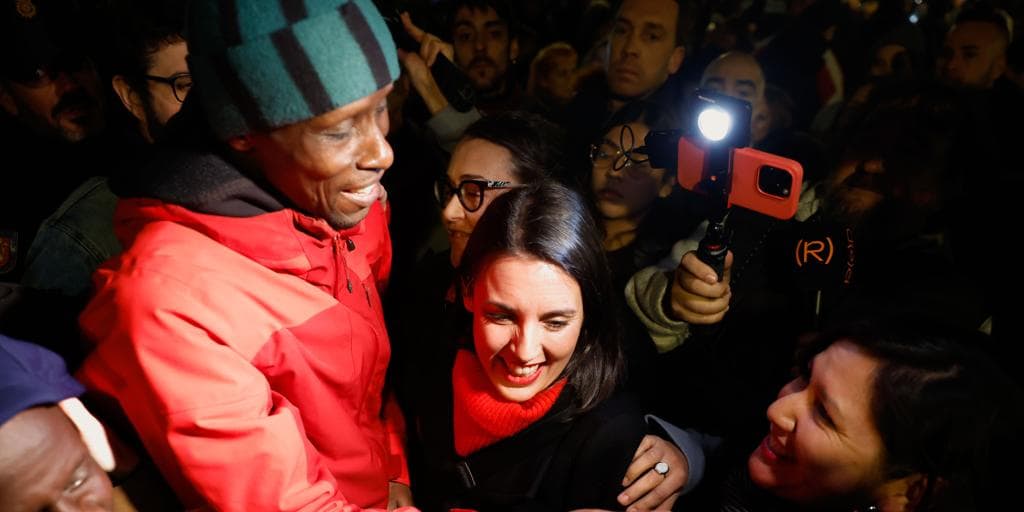 Irene Montero celebra la presentación de su libro arropada por cientos de personas y esquivando las amenazas de Desokupa