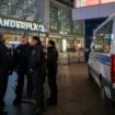 Innerhalb der Verbotszonen - etwa am Alexanderplatz - blieb es laut Polizei zunächst ruhig. (Foto aktuell) Foto: Soeren Stache/d