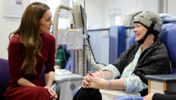 « J’aimerais pouvoir aider » : la princesse Kate visite l’hôpital où elle a été soignée pour son cancer