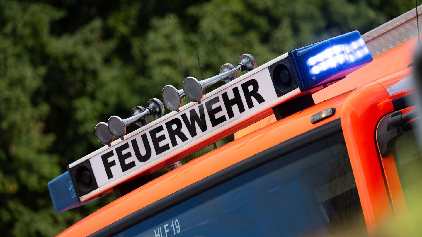 Die Feuerwehr war am Freitag bei einem Brand in einer Seniorenwohnanlage im Einsatz. (Symbolbild) Foto: Marijan Murat/dpa