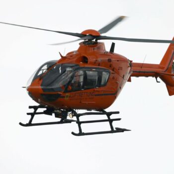 Der schwer verletzte Fahrer wurde laut Polizei mit einem Rettungshubschrauber zu einer Klinik geflogen. (Symbolbild) Foto: Olive