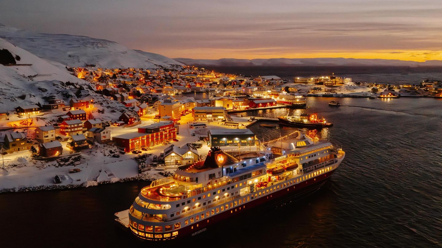 Polarlichter: Die "Otto Sverdrup" in Honningsvåg