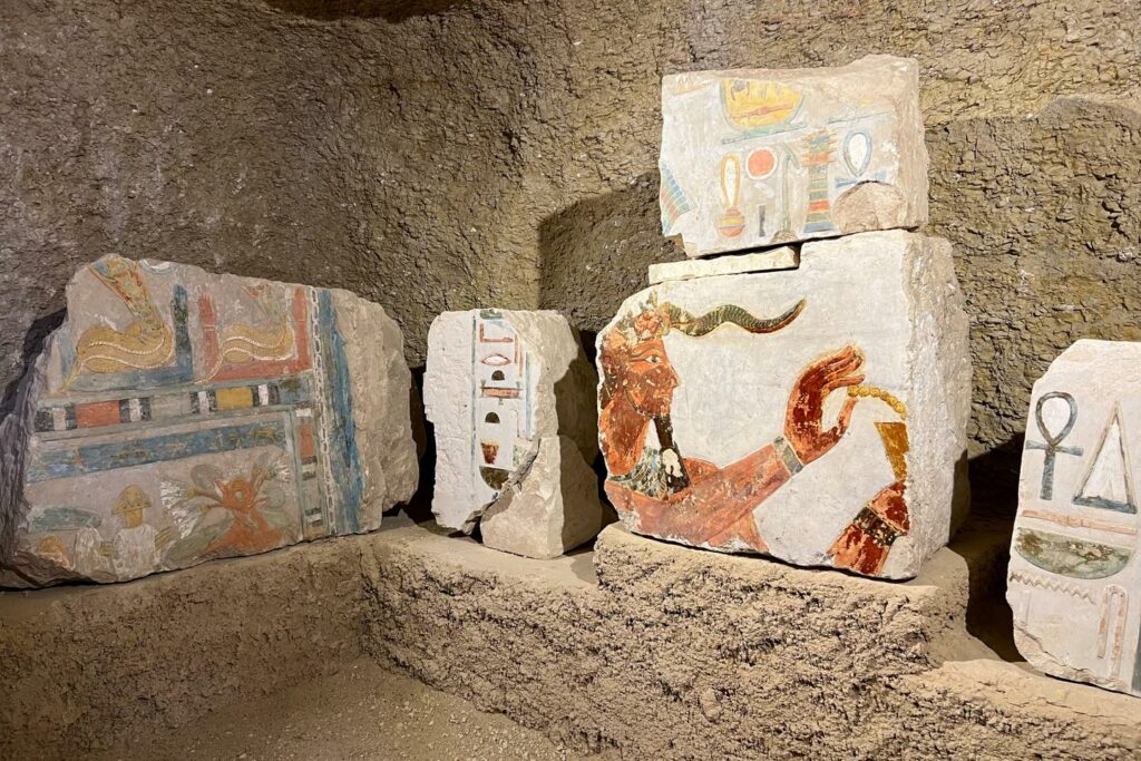 L’Egypte met au jour des tombes près du temple de la reine Hatshepsout à Louxor