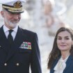 La Reina Letizia despide a la Princesa de Asturias en Cádiz con un look muy navy