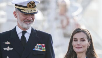 La Reina Letizia despide a la Princesa de Asturias en Cádiz con un look muy navy