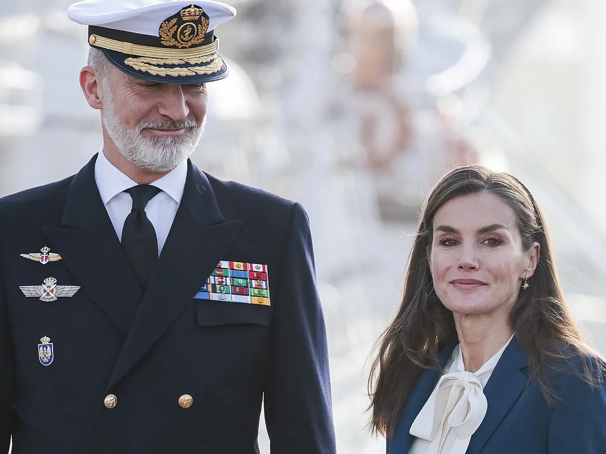 La Reina Letizia despide a la Princesa de Asturias en Cádiz con un look muy navy