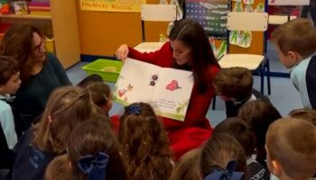 La Reina participa en la lectura de un cuento inclusivo en el colegio Cortes de Cádiz de Madrid