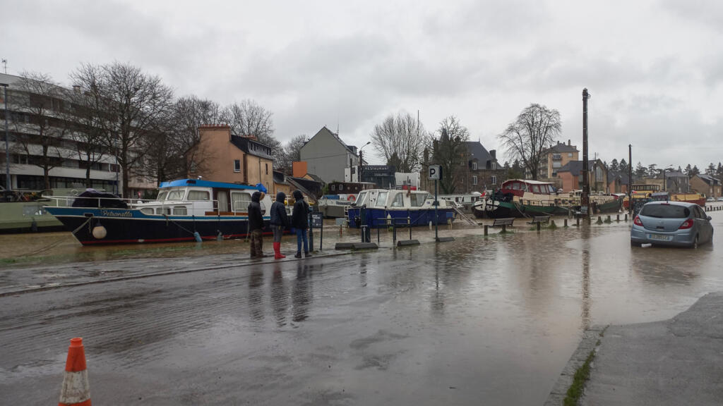 La dépression Herminia balaye l'ouest de la France, le pic de crue pas encore atteint à Rennes