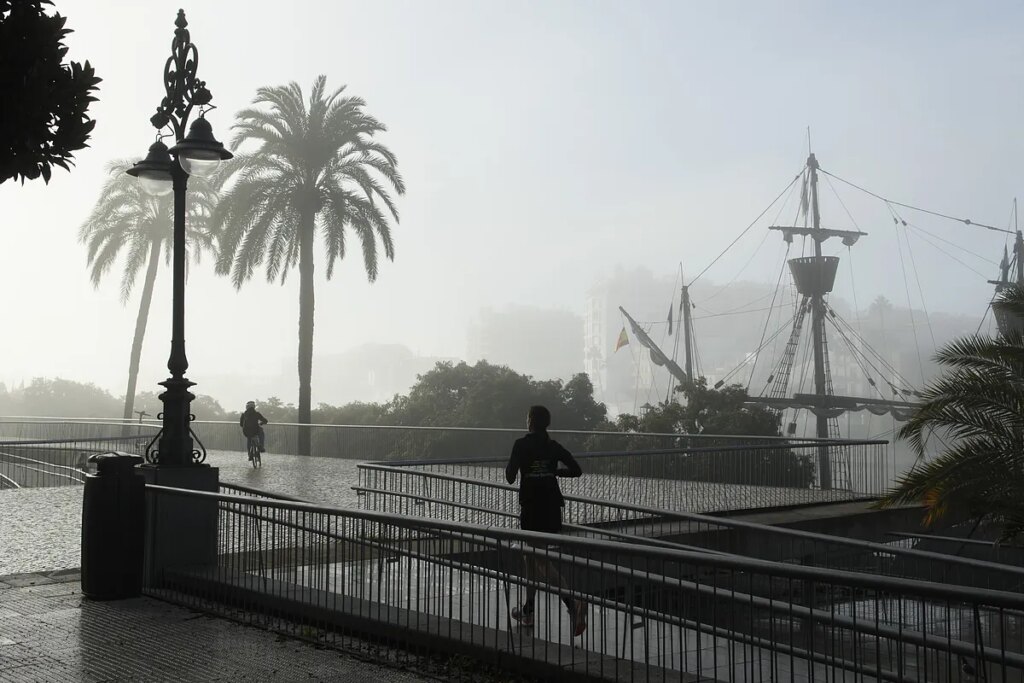 La entrada de una masa de aire frío provoca hoy un descenso de las temperaturas en toda España, con siete comunidades en aviso por frío, nieve o viento