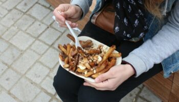 La poutine, bien plus qu'un plat, un enjeu identitaire et politique entre le Québec et le Canada