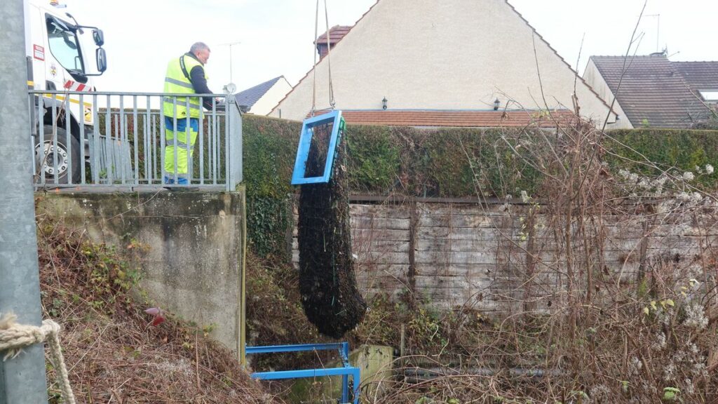 « La rivière ramasse tout ce que les habitants jettent » : des filets antipollution pour protéger l’Oise