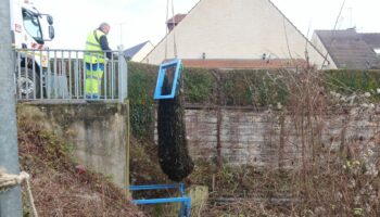 « La rivière ramasse tout ce que les habitants jettent » : des filets antipollution pour protéger l’Oise