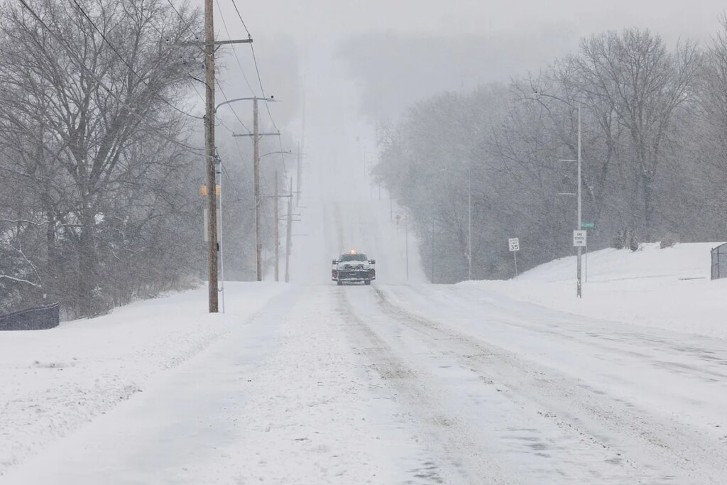 La tormenta invernal deja nevadas en el centro de EE.UU. e interrumpe miles de vuelos