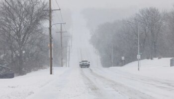 La tormenta invernal deja nevadas en el centro de EE.UU. e interrumpe miles de vuelos