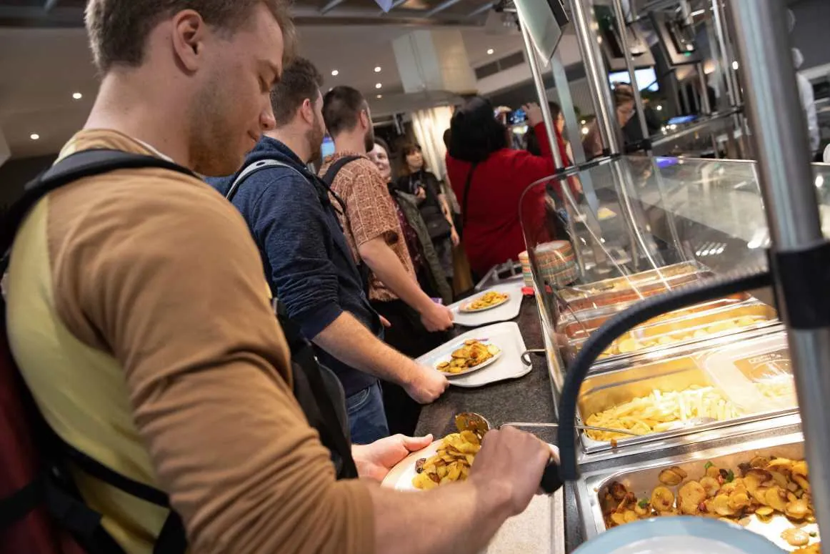 La triste vuelta a la comida de cantina y la ración de lasaña a 2,80 euros en Alemania