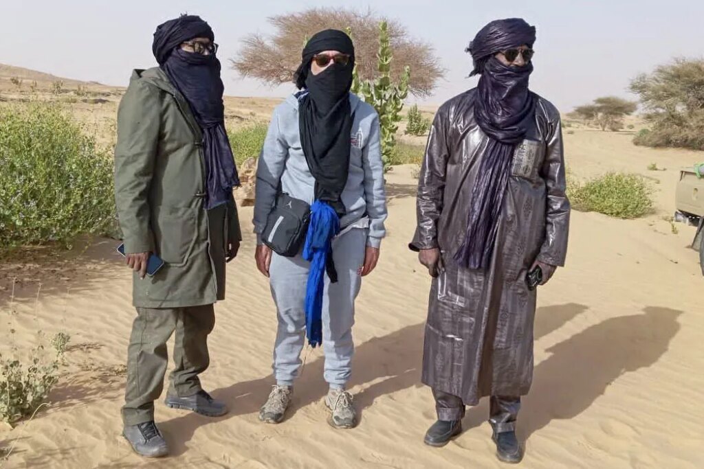 Las autoridades argelinas reciben al español liberado por los tuareg que fue secuestrado en el sur de Argelia