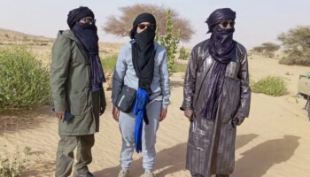 Las autoridades argelinas reciben al español liberado por los tuareg que fue secuestrado en el sur de Argelia