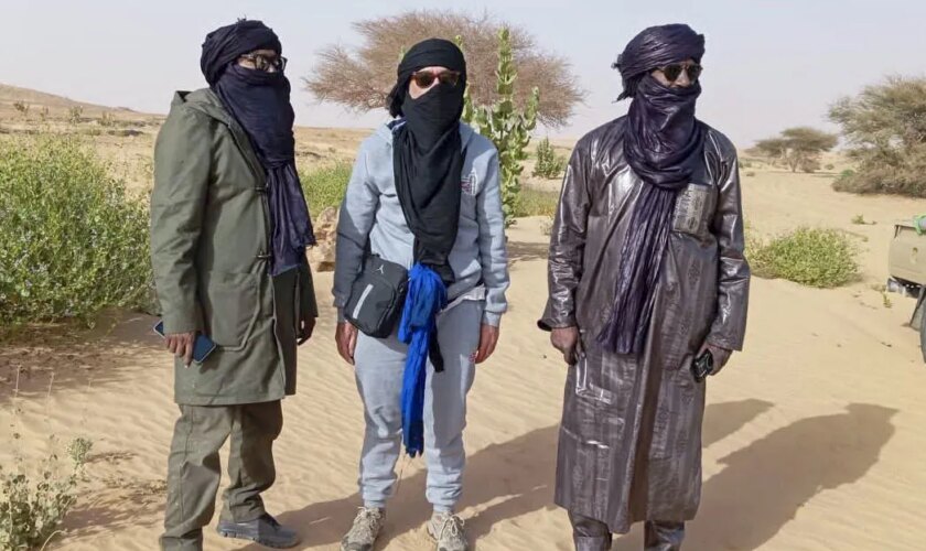 Las autoridades argelinas reciben al español liberado por los tuareg que fue secuestrado en el sur de Argelia