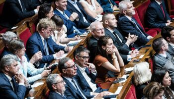 Le Parti socialiste négocie sa non-censure du gouvernement de François Bayrou