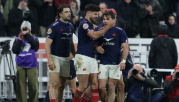 Le XV de France étrille les Gallois mais perd Romain Ntamack