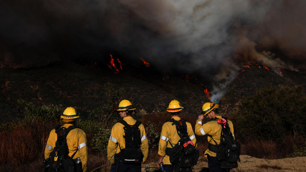 Le bilan des incendies de Los Angeles grimpe à 16 morts, le feu continue de s'étendre