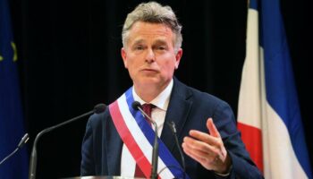 Le communiste Fabien Roussel succède au maire de Saint-Amand-les-Eaux (Nord)