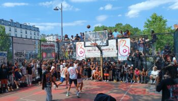 Le streetball, variante urbaine du basket, séduit Paris : « Les gens s’arrêtent pour regarder, ils sont fascinés par ce qu’ils voient »