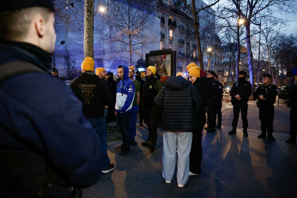 Les agriculteurs de la Coordination rurale bloqués dans leur tentative de rallier Paris